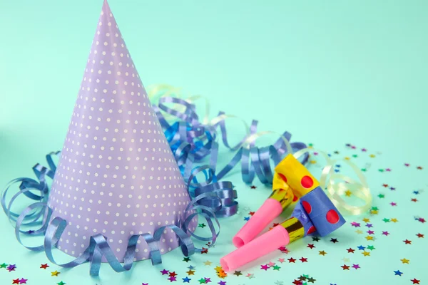 Sombrero de cumpleaños punteado con serpentina streamer y los fabricantes de ruido sobre fondo azul claro —  Fotos de Stock