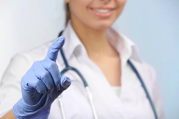 Jonge vrouwelijke arts in handschoenen — Stockfoto