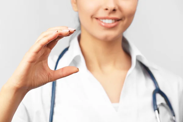 Doctora con la mano levantada —  Fotos de Stock