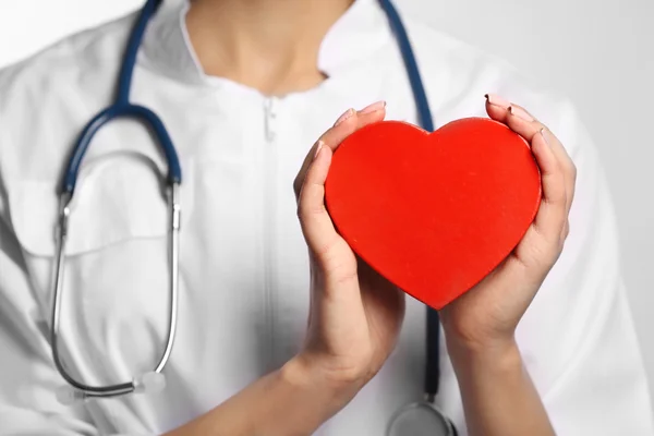 Lekarz posiadający czerwone serce — Zdjęcie stockowe