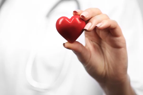 Medic care ține inima roșie — Fotografie, imagine de stoc
