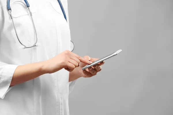 Doctor using mobile phone — Stock Photo, Image