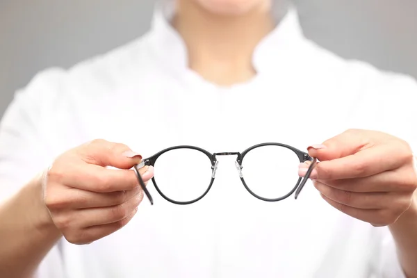 Läkare ger glasögon — Stockfoto