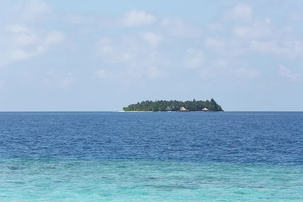 Ocean water and tropical island — Stock Photo, Image