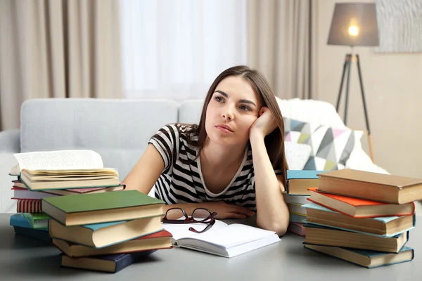 Müde Frau mit Büchern — Stockfoto