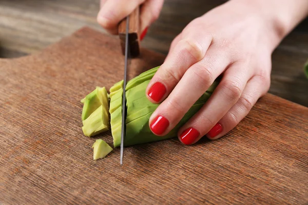 Mains dicing avocat — Photo