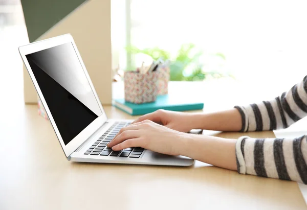 Vrouw werkt met laptop — Stockfoto