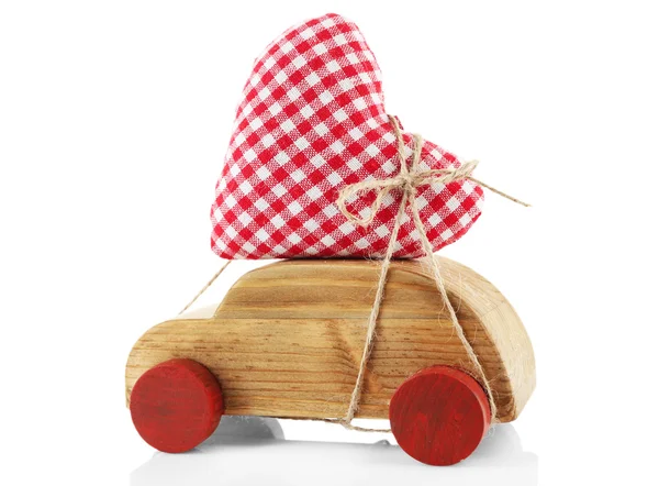 Coche de madera con un corazón de tela roja atado a él, aislado en blanco — Foto de Stock