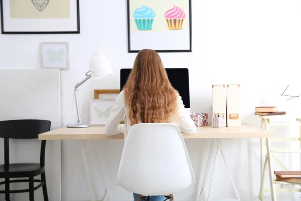 Evde Veya Ofiste Bilgisayar Ile Çalışan Kadın — Stok fotoğraf