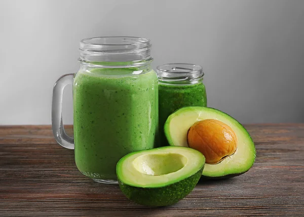 Cóctel de aguacate en la mesa frente al fondo gris —  Fotos de Stock