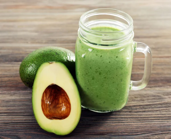 Tarro de cóctel de aguacate fresco sobre fondo de madera — Foto de Stock