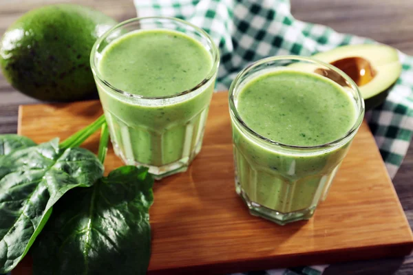 Avocado cocktail with spinach on cutting board — Stock Photo, Image