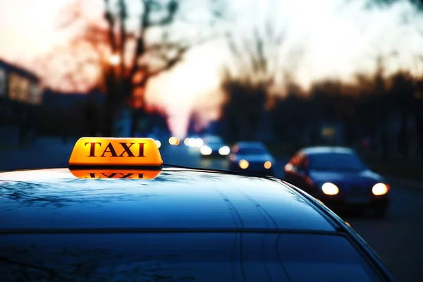 Taxi voiture dans la rue — Photo