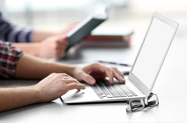 Student's hand using laptop at the table — Stock Photo, Image