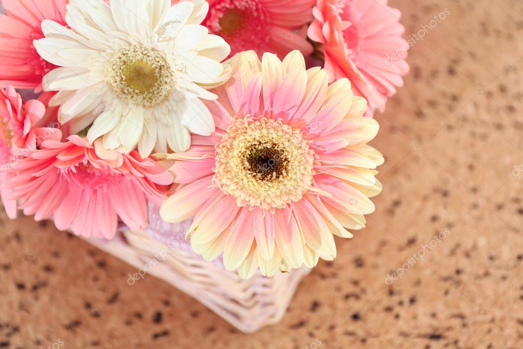 Ramo de gerberas rosadas y blancas en canasta sobre tabla de pin:  fotografía de stock © belchonock #105177252 | Depositphotos
