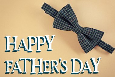 Bej renkli arka plan üzerinde erkek papyon