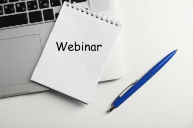 Dizüstü bilgisayar, dizüstü bilgisayar ve kalem yazılmış Webinar 