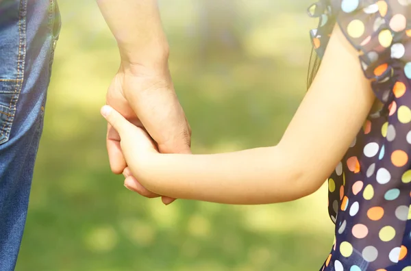 La mano del padre guida sua figlia — Foto Stock