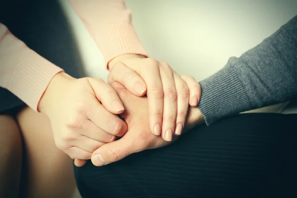 Man och kvinna håller hand — Stockfoto