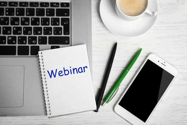 Webinar scritto in notebook, laptop, telefono, penne e tazza — Foto Stock