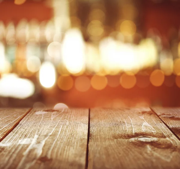 Mesa de madera y pub bokeh — Foto de Stock