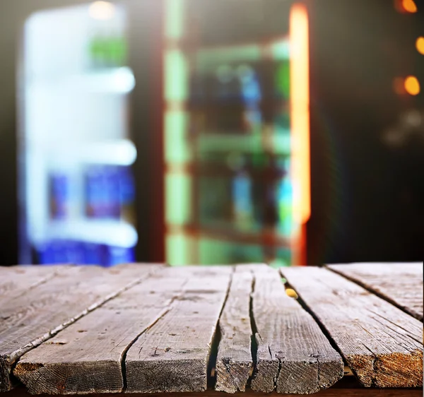 Holztisch und Bokeh-Pub — Stockfoto