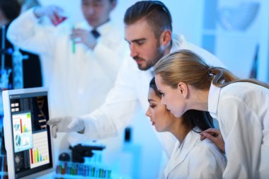 Tıbbi teknisyenler laboratuvarda çalışan