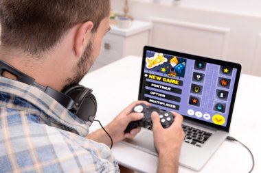 Bilgisayar Oyunları Oynayan Adam 