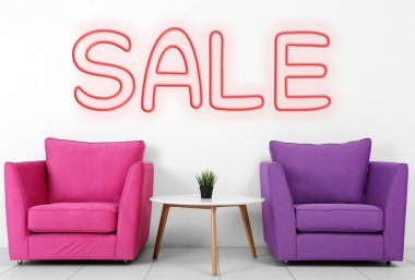 koltuklar, beyaz masa ve bitki 