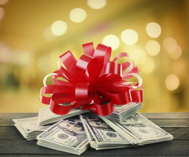 Fiyonklu hediye olarak dolar yığını 