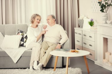 Birlikte oturan mutlu olgun çift