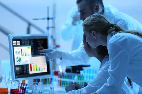 Técnicos médicos que trabalham em laboratório — Fotografia de Stock