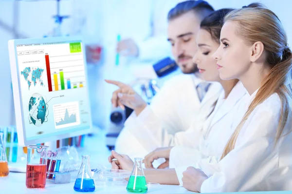 Técnicos médicos trabajando en laboratorio — Foto de Stock