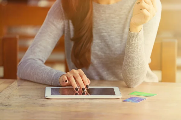 Giovane donna che cerca di utilizzare la carta di credito — Foto Stock