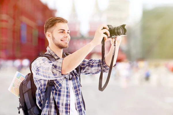 Voyageur homme avec appareil photo prend des photos — Photo