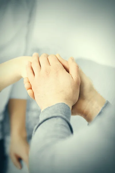 Hombre y mujer tomados de la mano — Foto de Stock