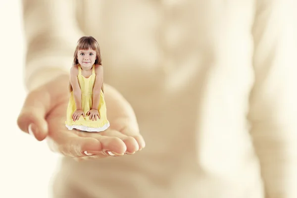 Bambina Seduta Portata Mano Isolata Bianco — Foto Stock