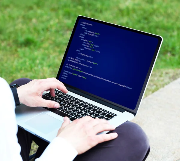 Mann benutzt Laptop — Stockfoto