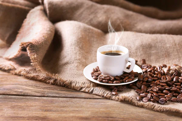 Kopje koffie op grijs — Stockfoto