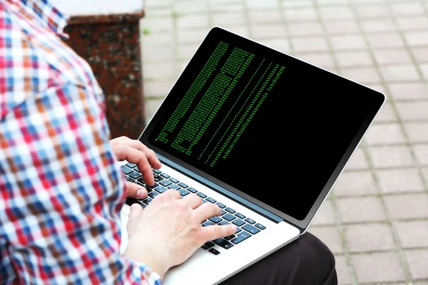 dizüstü bilgisayar kullanan adam  