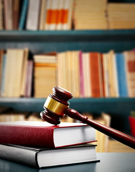 Rechter hamer en boeken op tafel — Stockfoto