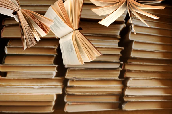 Libros voladores en la biblioteca —  Fotos de Stock