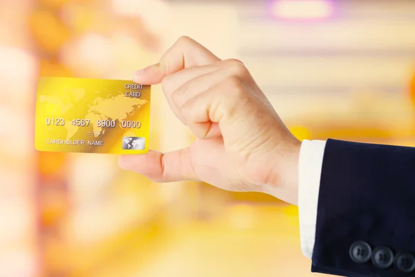 Kredietkaart met hand — Stockfoto