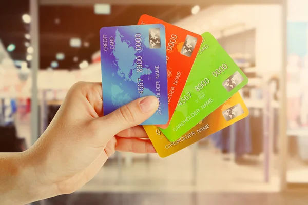 Hand met creditcards — Stockfoto