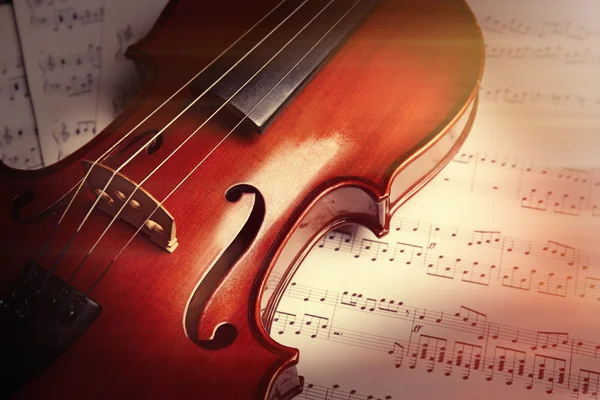 Klassisk fiol på musiknoter — Stockfoto