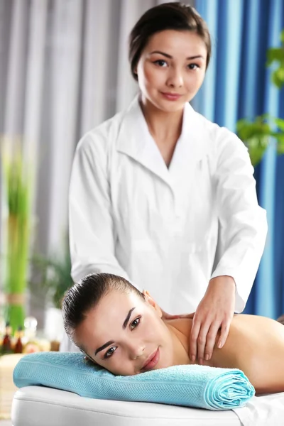 Mulher relaxante com massagem nas mãos — Fotografia de Stock