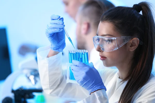 Medische technici werken in laboratorium — Stockfoto