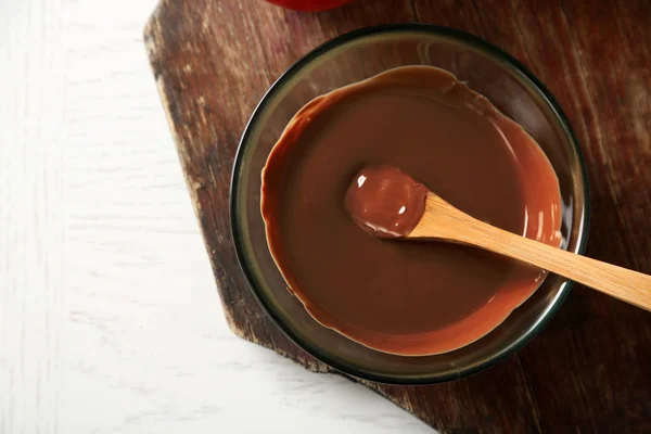 Coklat meleleh dalam mangkuk kaca — Stok Foto