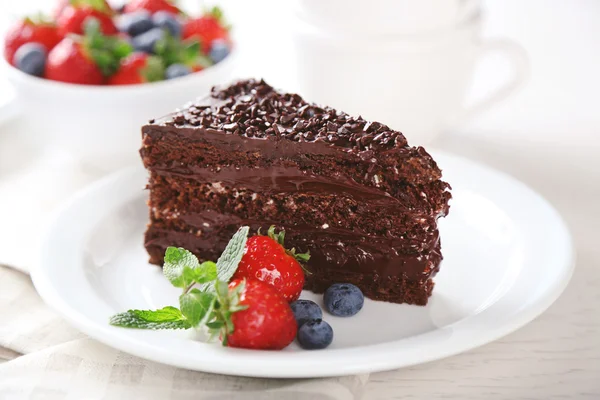 Chocolate cake with chocolate cream — Stock Photo, Image