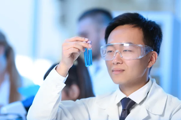 Medical technicians working in laboratory — Stock Photo, Image